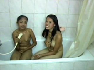 高棉美尻酒吧女在沐浴間洗澡