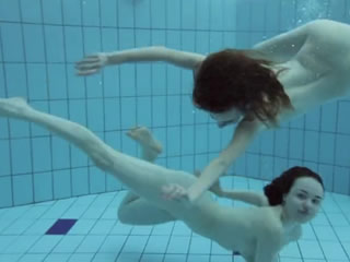 公共泳池兩個美女裸體游水