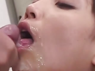 女優口交後射精在嘴裡